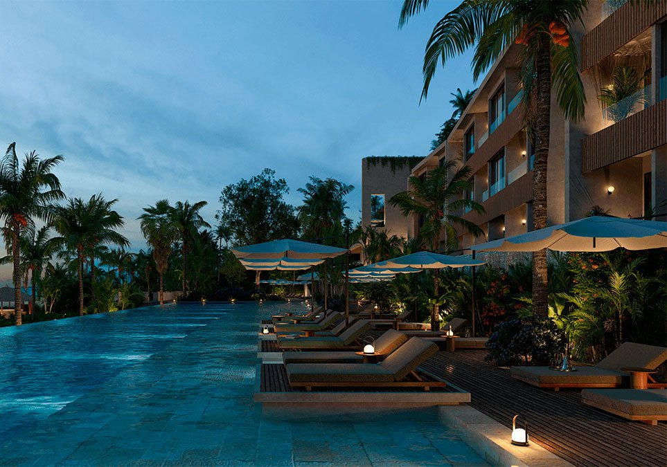 Piscina iluminada al atardecer en el complejo Mawala Cartagena rodeada de palmeras y zonas de descanso