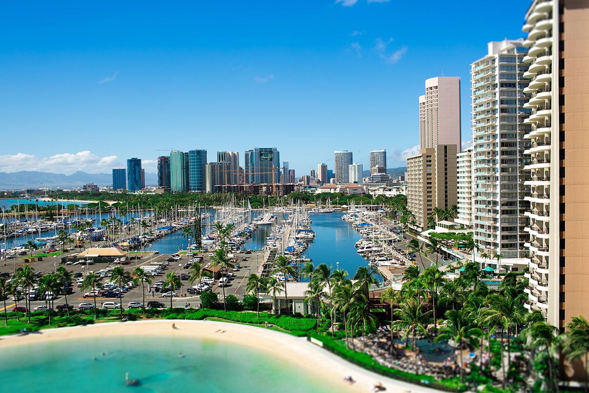 Vista aérea de Punta Cana con playa, mar turquesa y proyectos inmobiliarios de lujo en República Dominicana 2025.