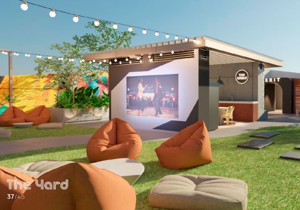 Render de la zona social The Yard en el proyecto Vitral Medellín, con cine al aire libre, mobiliario moderno y espacios de recreación